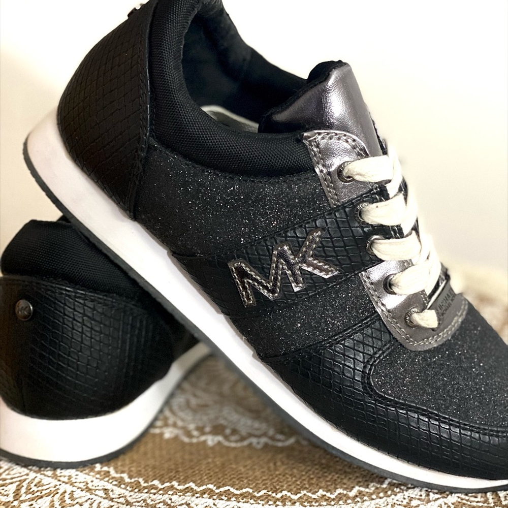 MICHAEL KORS❤️ Black Sneakers Wm size 6